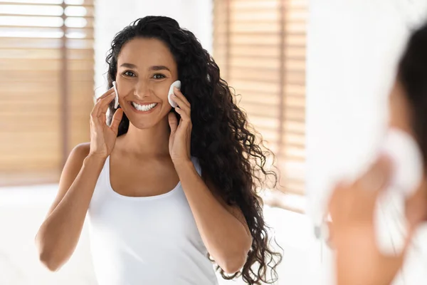 Daily Skincare. Selamat Perempuan Muda Pembersihan Kulit Dengan Cotton Pads di Bathroom — Stok Foto