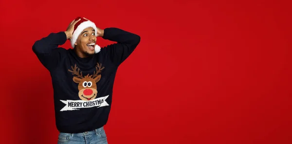 Förvånad svart kille i Santa hatt tittar på kopieringsutrymme — Stockfoto