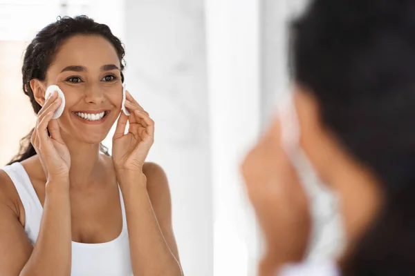 Rotina da Beleza. Mulher sorridente usando almofadas de algodão para limpar a pele no banheiro — Fotografia de Stock
