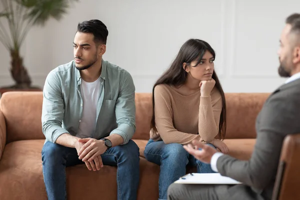 Triste pareja sentada en sesión de terapia en consultorio de terapeutas — Foto de Stock