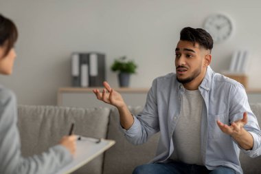 Stresli ve duygusal Arap adam depresyondan muzdarip, danışman tıp bürosunda profesyonel yardım sağlıyor