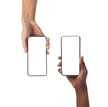 Boş ekranlı iki akıllı telefonu yakın çekimde gösteren çift