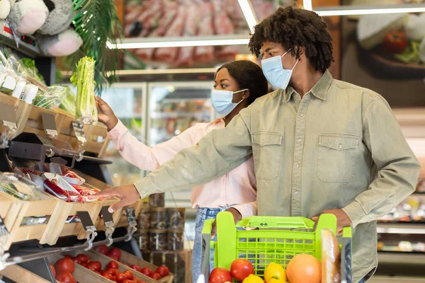 Cônjuges Africano-Americanos Comprando Legumes Comprando Mercearia No Supermercado — Fotografia de Stock