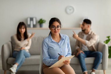 Arap çift terapi seansı sırasında tartışıyor. Kadın psikoterapist tartışmalarını durduramıyor.