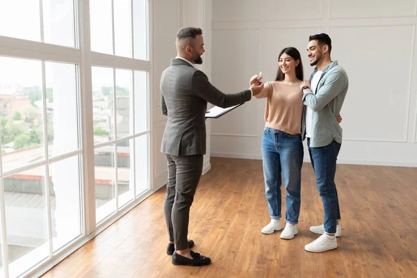 Real Estate Agent Giving Keys To Excited Buyers — Stock Photo, Image
