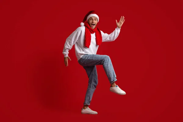 Noel Dansı. Noel Baba Şapkalı Komik Adam Kırmızı Stüdyo Arkaplanda Dans Ediyor — Stok fotoğraf