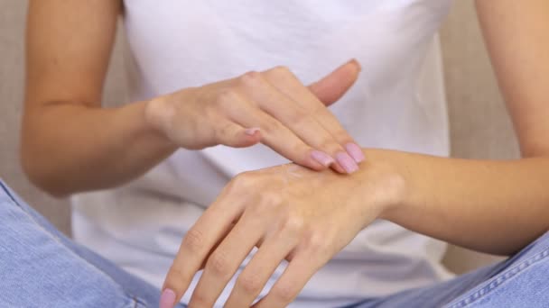 Concepto de protección de la piel. Primer plano plano de mujer irreconocible aplicando crema de mimos en sus palmas — Vídeos de Stock