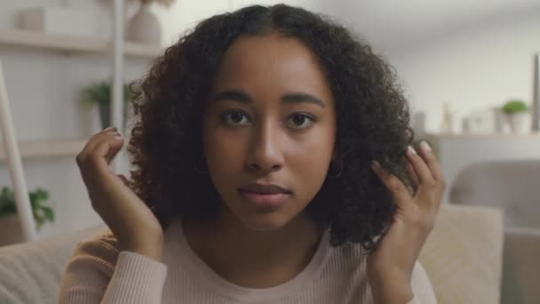 Hábitos de beleza feminina. Mirror pov of young african american curly woman fixing her hairstyle, olhando para a câmera em casa — Vídeo de Stock