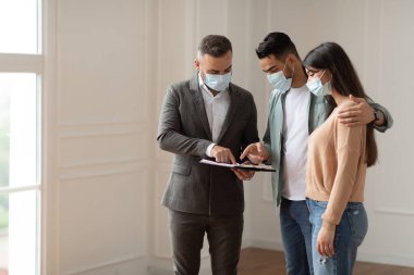 Yeni Apartman Satın Alan Çift, Belge Planlarını Gösteren Ev Ajanı