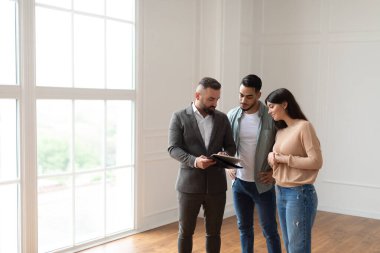 Yeni Apartman Satın Alan Çift, Belge Planlarını Gösteren Ev Ajanı