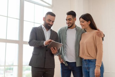 Yeni Apartman Alınan Çift, Tablet Gösteren Ev Ajanı