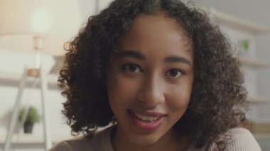 Sanal buluşma konsepti. Webcam pov portresi. Mutlu Afrikalı Amerikalı kadın. Kameraya el sallıyor ve konuşuyor.