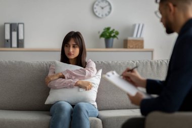 Psikoterapist mutsuz bir ortadoğulu bayana danışıyor, klinikte terapi seansı yapıyor, yastığa sarılıyor.
