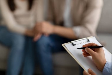 Evlilik danışmanı, Arap çiftlerle terapi seansında notlar alıyor evlilik danışmanlığı toplantısında çiftlerle konuşuyor.