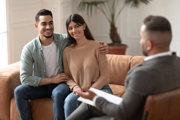 Lyckligt par som förenar sig vid terapisession med terapeuter — Stockfoto