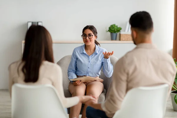 Concetto di terapia coniugale. coppia araba avendo appuntamento con psicologo in ufficio, seduto con le spalle alla macchina fotografica — Foto Stock