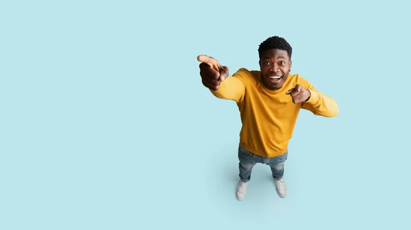 Homem americano africano feliz que mostra o espaço da cópia, vista superior — Fotografia de Stock