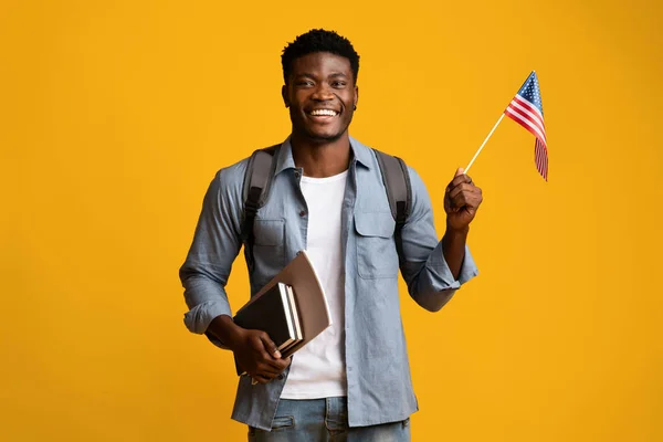 Heureux noir guy étudiant montrant drapeau de l 'US — Photo