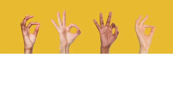 Közelkép a férfi és női kéz mutató rendben jel gesztus — Stock Fotó