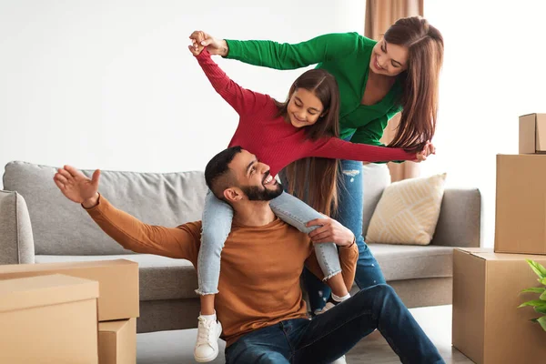 Retrato de família árabe feliz se divertindo na nova casa — Fotografia de Stock