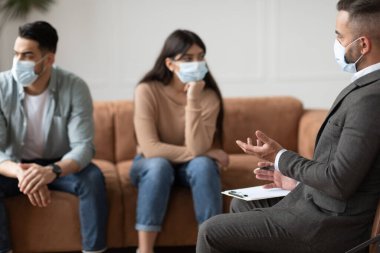 Terapi odasında terapi gören üzgün bir çift.