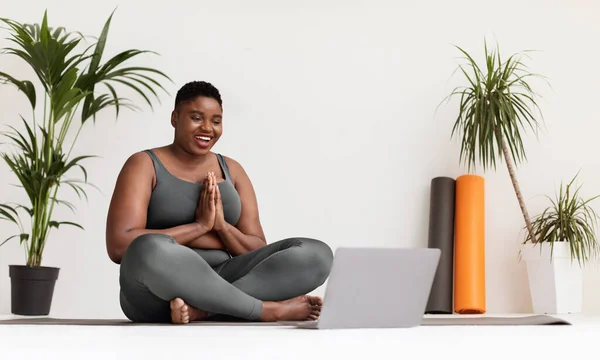 Gordito negro mujer fitness entrenador grabación vídeo lección —  Fotos de Stock