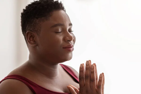 Closeup-portrett av en fredelig, lubben svart dame som mediterer – stockfoto