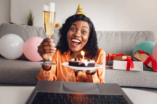 Heyecanlı Afrikalı Kadın Evde Dizüstü bilgisayara Pasta Gösterisini Kutluyor — Stok fotoğraf