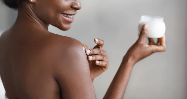 인식 할 수없는 아프리카 계 미국인 여성 어깨에 피부 버터를 바르는 모습 — 스톡 사진