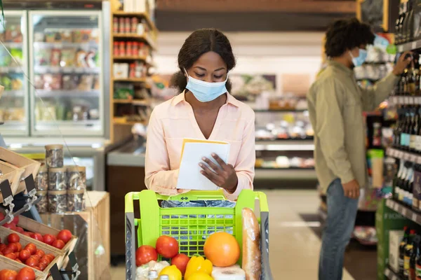 African American Female Wearing Face Mask Shopping Groceries In Supermarket — Stock Photo, Image