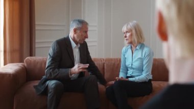 Modern Ofiste Psikologlar Randevusu sırasında Kıdemli Çift Kavga Ediyor