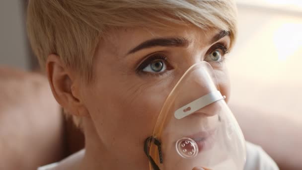 Kranke Frau atmet durch Inhalator-Maske mit Atemwegserkrankung im Haus — Stockvideo