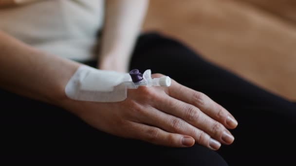 Nahaufnahme einer weiblichen Hand mit Venenkatheter in der Klinik — Stockvideo