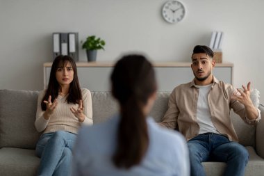 Aile danışmanlığı. Arap eşlerini araştıran psikoterapist eşleri ilişki krizi ve arka plan için suçluyor.