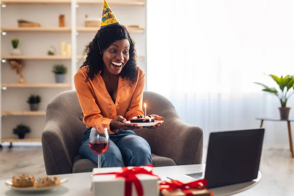 Afrikalı Kadın Evde Dizüstü bilgisayara Doğum günü Partisi Veriyor — Stok fotoğraf