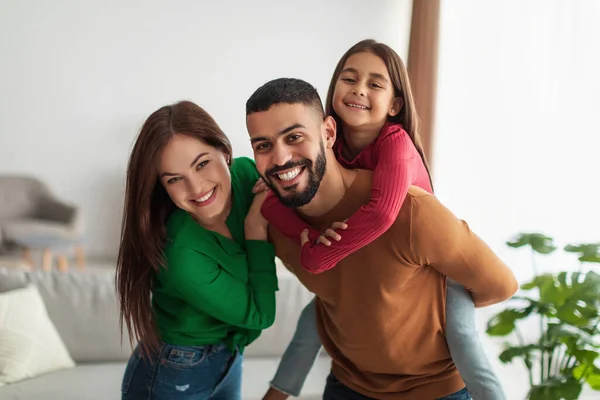 Porträtt av lycklig familj leka, ha kul hemma — Stockfoto