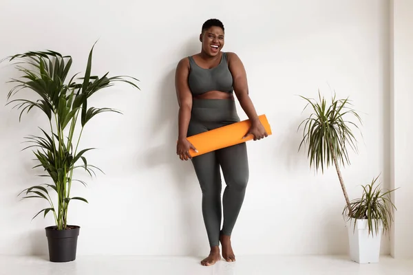 Bastante africana americana gordito mujer posando con fitness mat —  Fotos de Stock