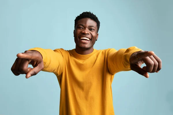 Χαρισματικός Αφροαμερικάνος ποζάρει σε μπλε, χαμογελαστός και γοητευτικός — Φωτογραφία Αρχείου