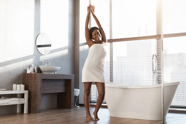 Aantrekkelijke jonge zwarte dame dansen in badkamer — Stockfoto