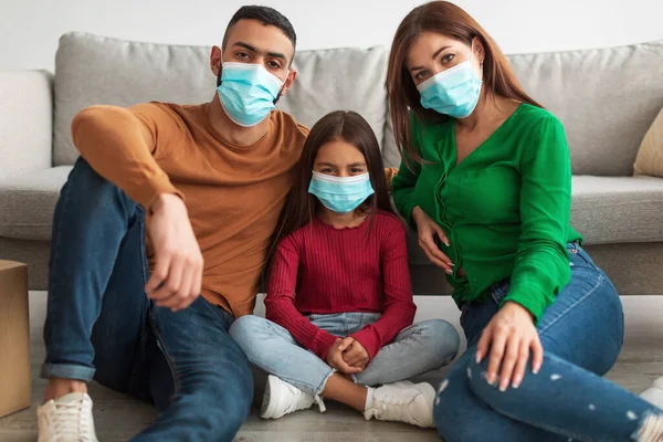 Familia árabe con máscaras médicas durante cuarentena domiciliaria —  Fotos de Stock