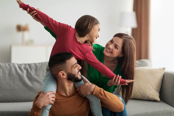 Porträtt av glad lycklig arabisk familj ha kul hemma — Stockfoto