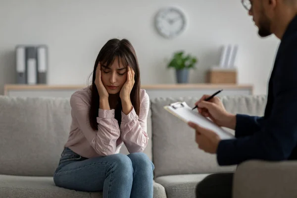 Deprimerad arabiska kvinna som lider av nevrous sammanbrott eller depression, har session på psykologer kontor — Stockfoto