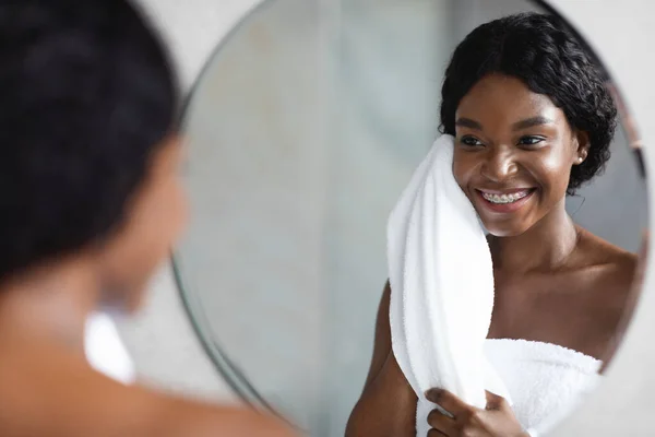 Mooie afrikaanse amerikaanse vrouw genieten ochtend schoonheid routine — Stockfoto