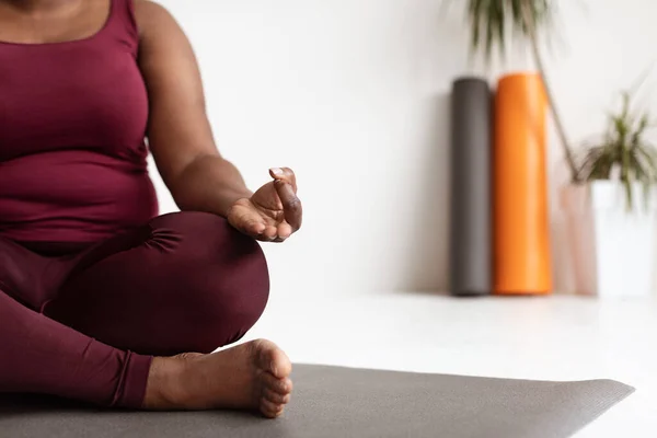 Irreconocible deportista afroamericana en ropa deportiva meditando —  Fotos de Stock