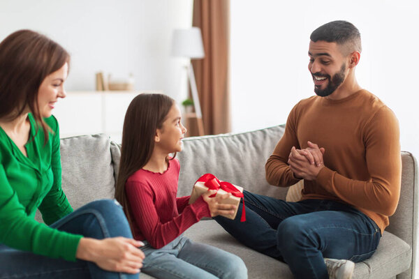 Arab girl celebrating fathers day, greeting excited dad — Stock Image Arab girl celebrating fathers day, greeting excited dad Stock Image