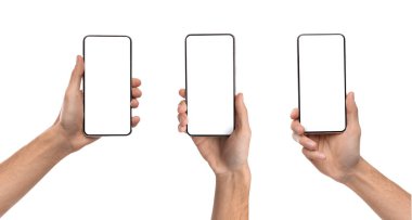 Erkek eller boş ekranlı akıllı telefonu gösteriyor, yakın plan.