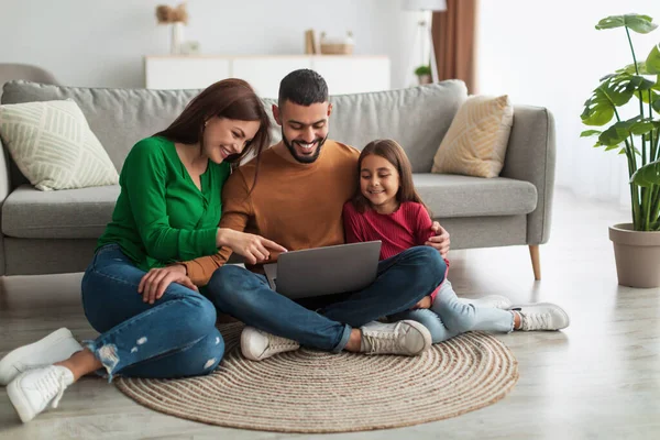 Famille arabe heureuse en utilisant un ordinateur portable dans le salon — Photo