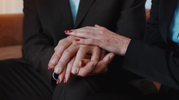 Felismerhetetlen Idős Nő Stroking Hand Of férj Vigasztalja őt a házban — Stock videók