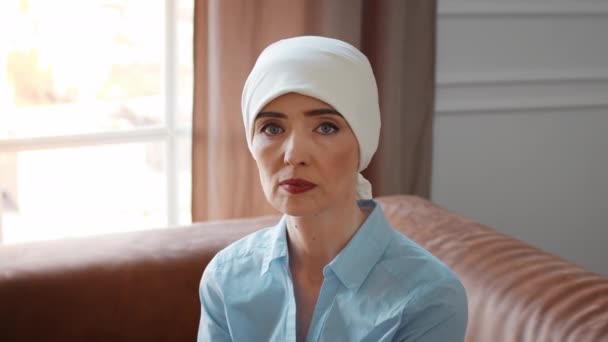 Mujer con pañuelo en la cabeza durante el tratamiento oncológico de quimioterapia en la clínica — Vídeo de stock