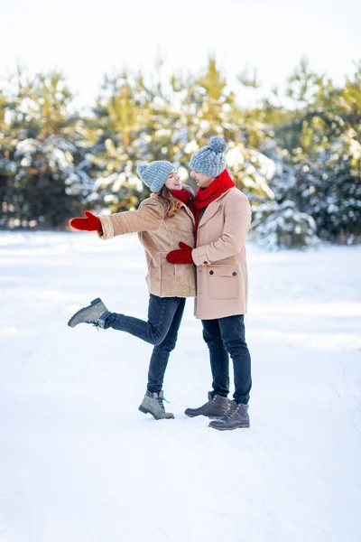 Amantes románticos disfrutando de un hermoso día de invierno en el bosque —  Fotos de Stock